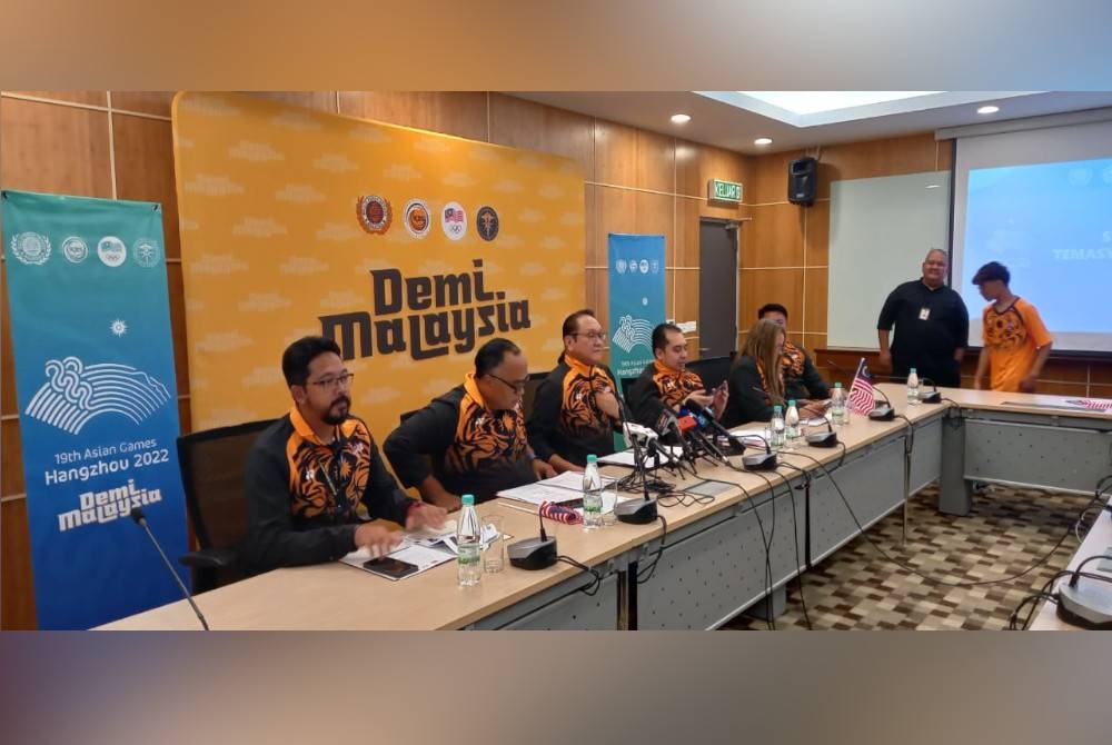 Kim Fatt (tiga dari kiri) pada sidang media mengumumkan sasaran pingat Sukan Asia Hangzhou di Bukit Jalil pada Isnin.