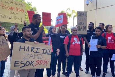 Amir (tiga dari kiri) bersama ahli Muda dan Parti Sosialis Malaysia (PSM) hadir ke AGC untuk menghantar memorandum bantahan terhadap DNAA kes yang dihadapi Timbalan Perdana Menteri Datuk Seri Dr Ahmad Zahid Hamidi.