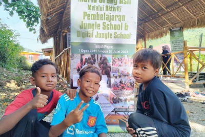Jungle School' diadakan sebagai usaha menarik minat kanak-kanak Orang Asli Semaq Beri Kampung Sungai Berua, Kuala Bera