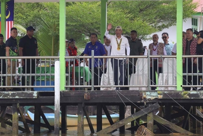 Yang di-Pertuan Agong Al-Sultan Abdullah Ri'ayatuddin Al-Mustafa Billah Shah berkenan melambaikan tangan ketika berangkat ke jeti Rumah Raymond Plen untuk aktiviti memancing, pada Isnin. - Foto Bernama