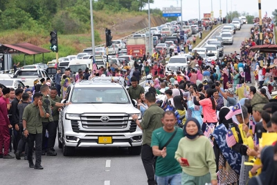 Orang ramai berhimpun bagi meraikan Yang di-Pertuan Agong Al-Sultan Abdullah Ri'ayatuddin Al-Mustafa Billah Shah dan Raja Permaisuri Agong Tunku Azizah Aminah Maimunah Iskandariah ketika Seri Paduka berdua meneruskan perjalanan sempena Kembara Kenali Borneo hari ini.