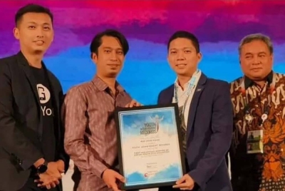 Timbalan Menteri Belia dan Sukan, Adam Adli (dua dari kiri) menyampaikan Anugerah Rekod Pencapaian Belia kepada Zeng Kang sambil disaksikan Alternate Chair of ASEAN Business Advisory Council, Bernardino M Vega (kanan) serta pengasas GenYouth, Eldrick Koh (kiri) bersempena ASEAN Future Generation Business Forum di Jakarta, Indonesia baru-baru ini.