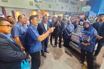 Mohamed Khaled (empat dari kiri) melawat ruang pameran dan diberikan taklimat oleh petugas program.