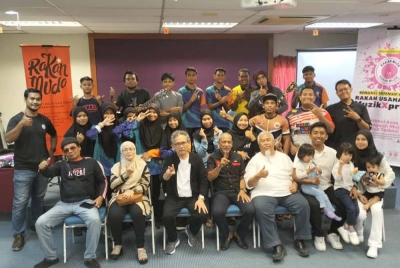 Rozman (duduk, tiga dari kanan) bersama Ayob (duduk, empat dari kanan) dan Man Senoi (duduk, tiga dari kiri) bersama peserta yang hadir dalam program ini.
