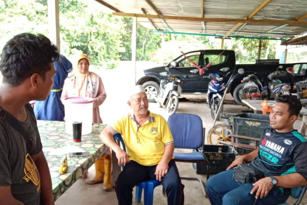 Alif Dzulfarhan (kanan) dan Mohamad Shaharudin (dua kanan) ketika berada di ladang sayurnya di Kampung Bukit Kerdas, Jempol.