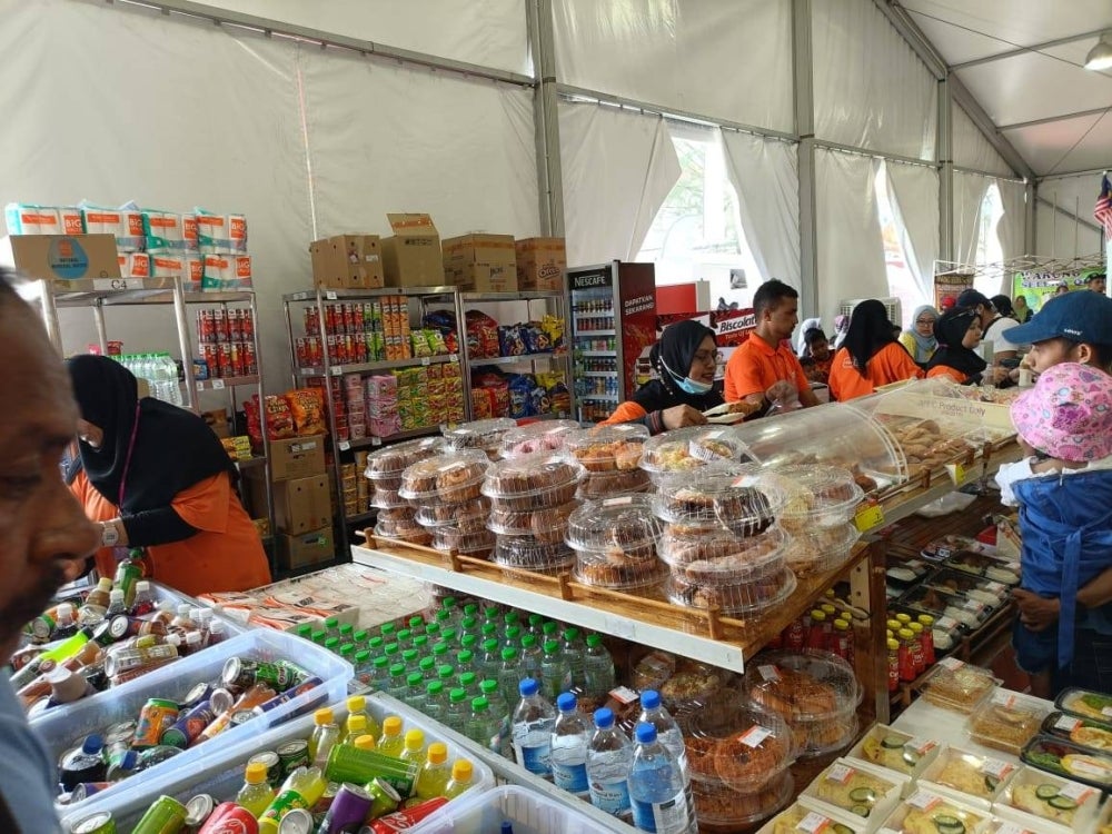 Barangan makanan dan minuman AEON BiG yang mendapat sambutan hangat pengunjung di Karnival Pendidikan Sinar Bestari pada Ahad.