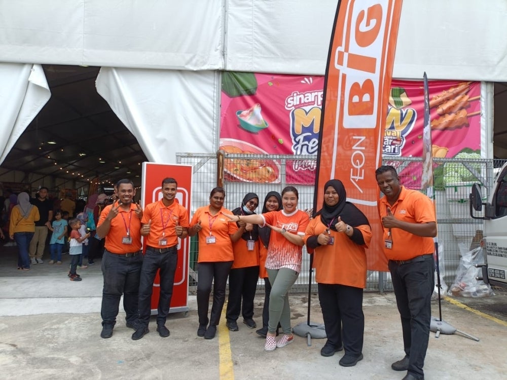 Siti Liyana (tiga dari kanan) bersama pekerja yang ditugaskan menjaga reruai sempena Karnival Pendidikan Sinar Bestari pada Ahad.