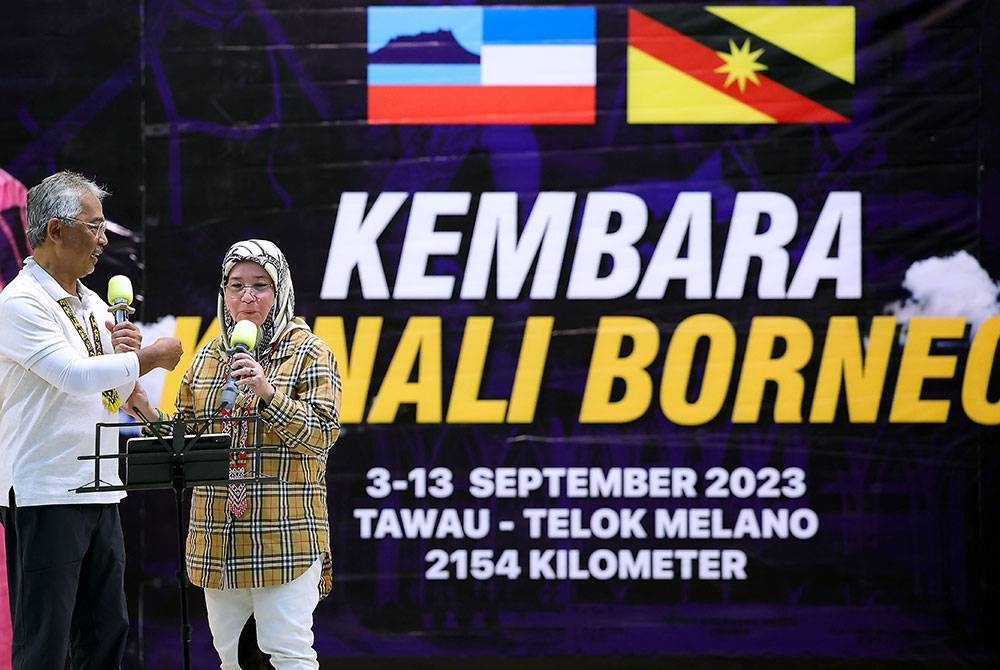 Al-Sultan Abdullah dan Tunku Azizah berkenan menyanyi pada Majlis Santapan bersama rakyat sempena Kembara Kenali Borneo di Dewan MUC, Kampung Bandung pada Isnin. - Foto Bernama