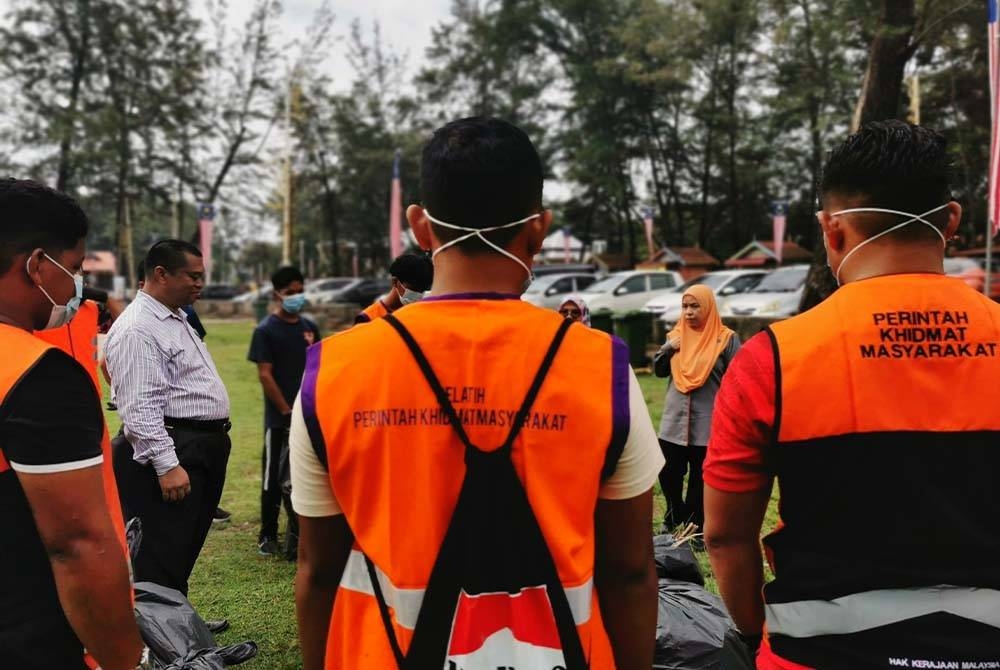 Pesalah muda mendengar taklimat daripada Pengarah JKM Terengganu, Mazura Ngah Abd Manan ketika menjalani Perintah Khidmat Masyarakat (PKM) membersihkan sampah di Dataran Batu Buruk di Kuala Terengganu, pada Selasa.