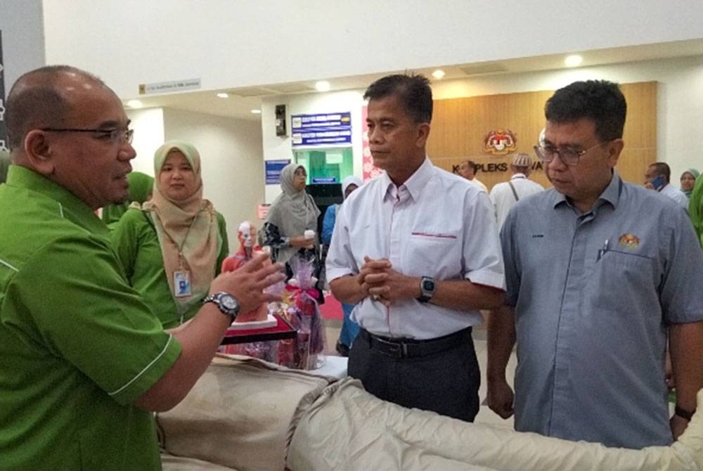 Dr Zaini (tiga dari kanan) mendengar taklimat mengenai pendermaan organ pada Majlis Perasmian Penutup Minggu Kesedaran Pendermaan Organ Peringkat Negeri Kelantan di HRPZ II.