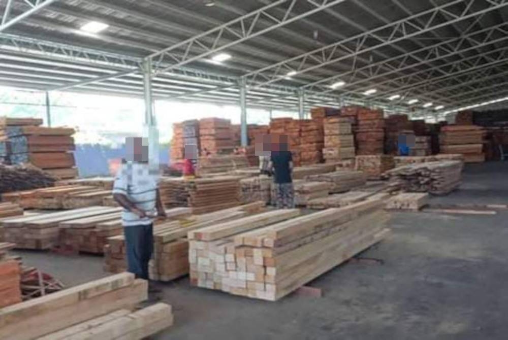 Premis terbabit dikesan menjalankan aktiviti menyimpan perancah besi dan menyimpan kayu kayan serta gudang am.