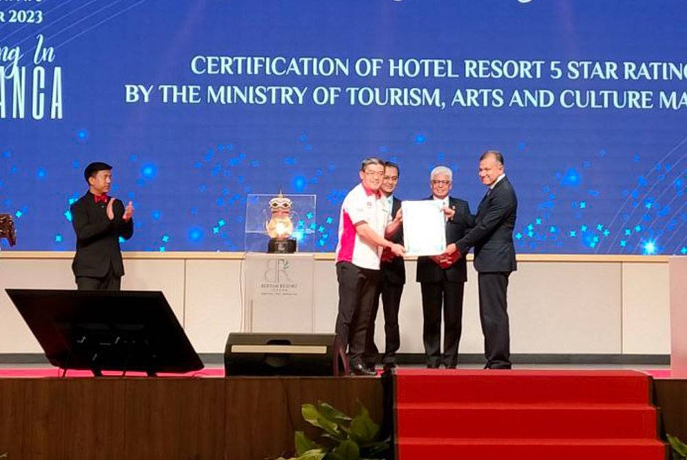 Mohammed Iqbal (kanan) menerima sijil Malaysia Book of Records (MBOR) kerana Bertam Resort and Water Park memiliki kolam renang terpanjang dalam sebuah bilik hotel.
