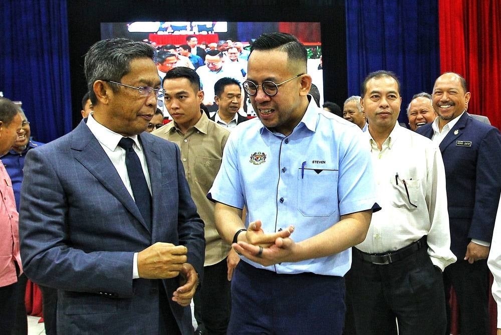 Stevan (dua dari kiri) bercakap sesuatu kepada Jalaluddin selepas hadir program Jelajah Belanjawan 2024 Negeri Sembilan.