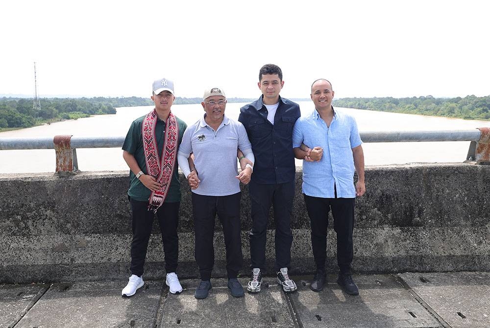 Yang di-Pertuan Agong Al-Sultan Abdullah Ri'ayatuddin Al-Mustafa Billah Shah bersama Paduka Anakanda Pemangku Raja Pahang Tengku Hassanal Ibrahim Alam Shah Al-Sultan Abdullah Ri'ayatuddin Al-Mustafa Billah Shah, Tengku Panglima Raja Kolonel Tengku Amir Nasser Ibrahim Shah dan Tengku Ahmad Ismail Mu'adzam Shah berkenan bergambar di Jambatan Durin sempena Kembara Kenali Borneo hari ini.