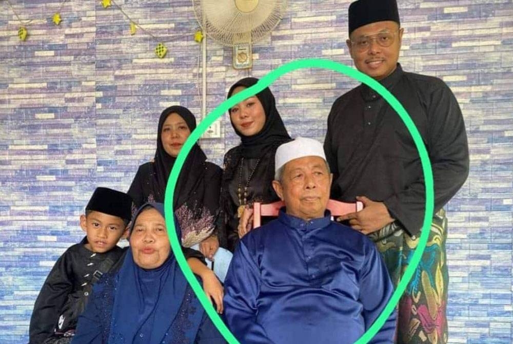 Gambar kenangan Azmi (depan) bersama ahli keluarga.