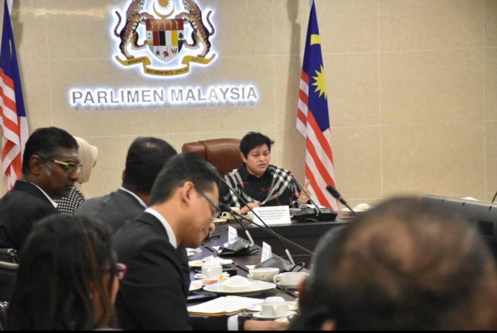 Azalina mempengerusikan mesyuarat pertama reformasi pengasingan peranan Peguam Negara (AG) dan pendakwa raya.