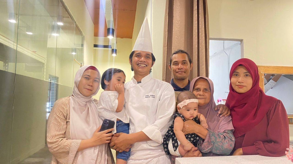 Cef Hairul Abadi (tengah) dan adiknya, Budiman Adi (tiga dari kanan) yang juga barista di Captain Chef Cafe bersama ahli keluarganya.