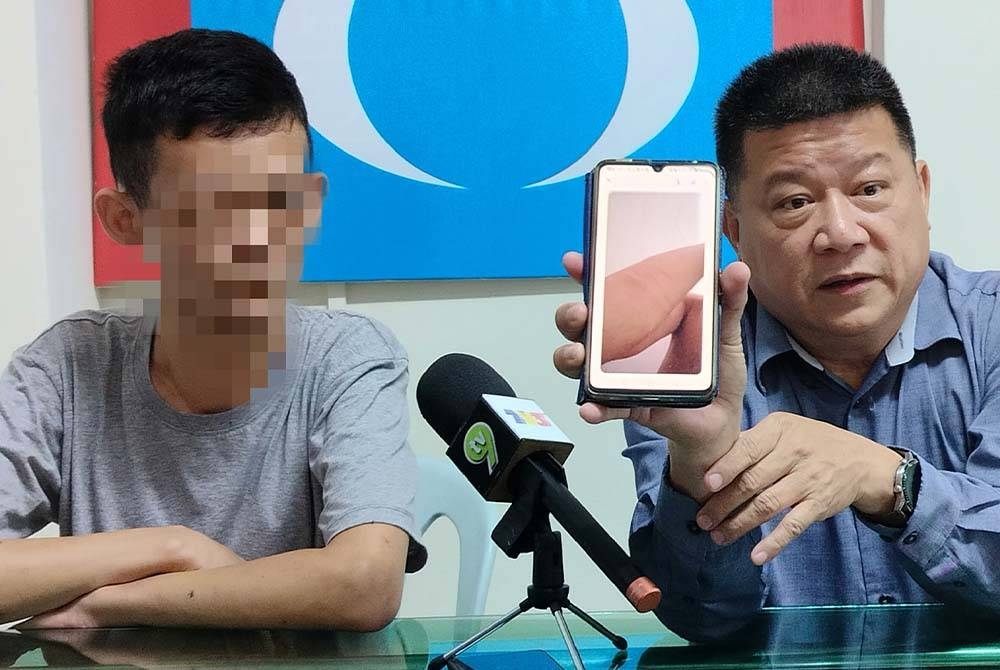 Kun Yang bersama Chon Siang pada sidang akhbar di Pusat Khidmat DUN Teruntum pada Selasa.