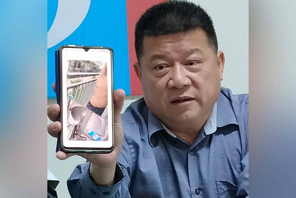 Chon Siang menunjukkan antara video yang menunjukkan kesan kecederaan dialami Kun Yang akibat didera majikan ketika berada di Myanmar.