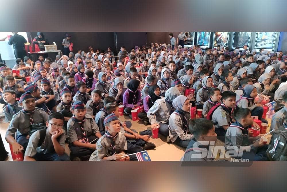 Sebahagian ahli pengakap yang menonton filem Malbatt: Misi Bakara di Mesra Mall, Kemaman pada Selasa.