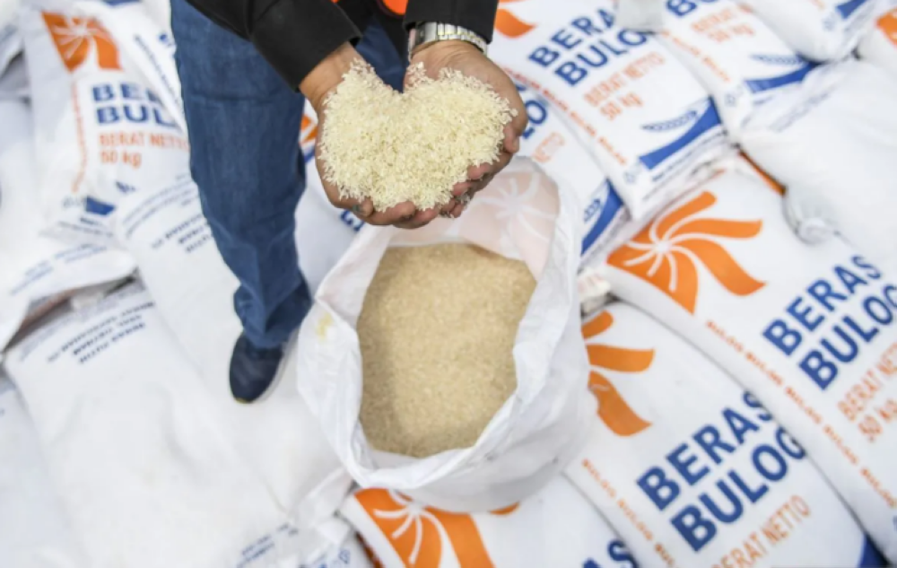 Jokowi melancarkan program bantuan beras yang akan diagihkan kepada 21.35 juta isi rumah berpendapatan rendah. - Foto: Agensi