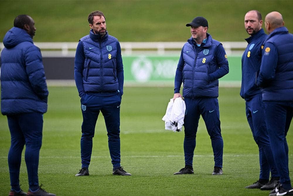 Southgate (dua dari kiri) bersama dengan barisan kejurulatihan The Three Lions. - FOTO: AFP