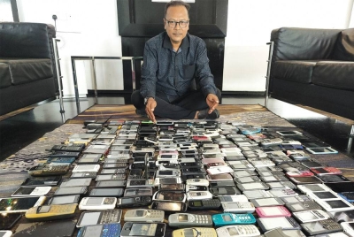 Azizol menunjukkan pelbagai jenis koleksi telefon bimbit lama yang masih dalam simpanannya pada masa kini.