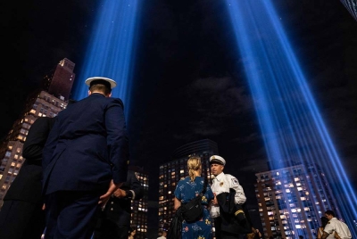 Orang ramai berkumpul di New York pada Isnin bagi memperingati mangsa serangan 9/11.- Foto AFP