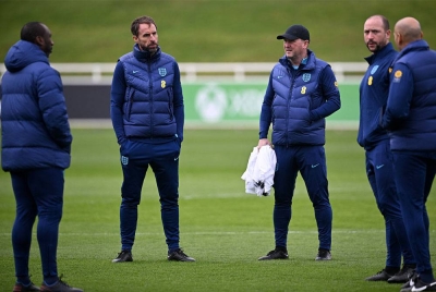 Southgate (dua dari kiri) bersama dengan barisan kejurulatihan The Three Lions. - FOTO: AFP