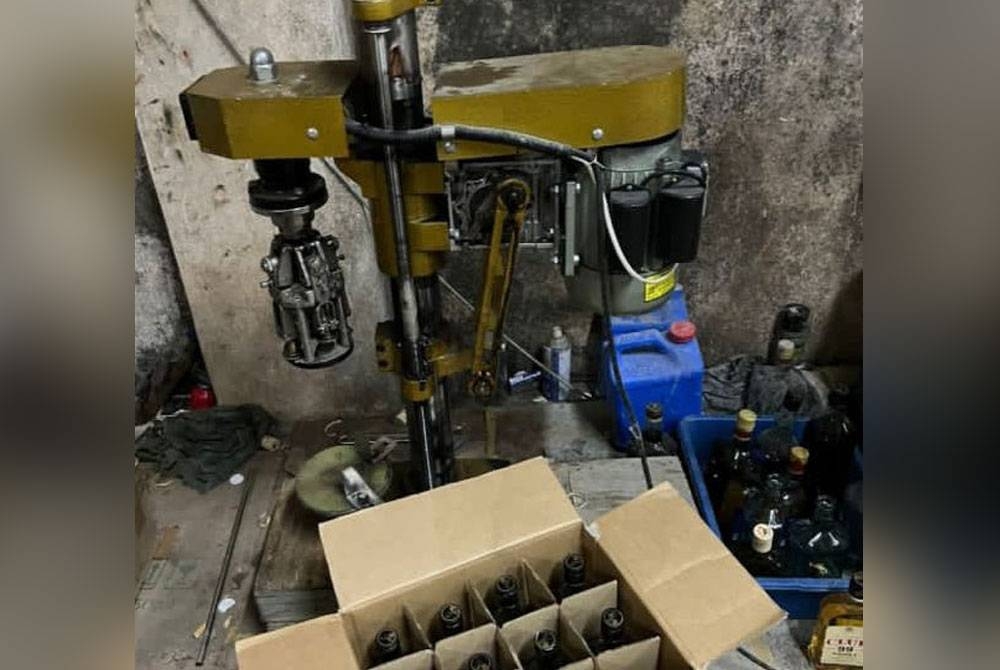 Mesin yang digunakan untuk membotolkan minuman keras jenis liquor turut dirampas dari premis terlibat.