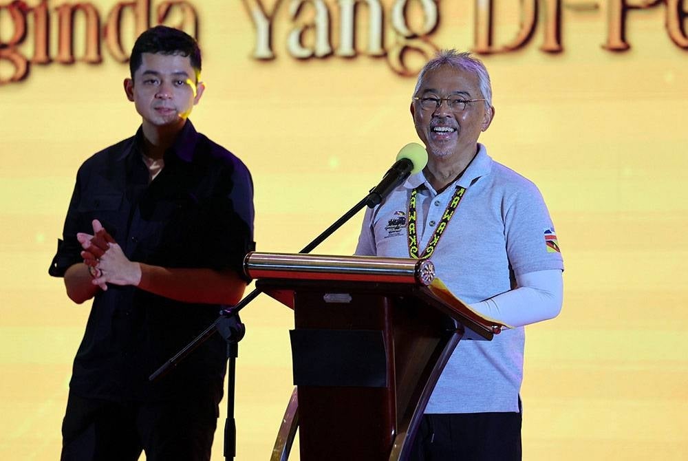 Yang di-Pertuan Agong Al-Sultan Abdullah Ri'ayatuddin Al-Mustafa Billah Shah berkenan bertitah pada Majlis Penutup dan Santapan Malam sempena Kembara Kenali Borneo pada malam Selasa. - Foto: Bernama