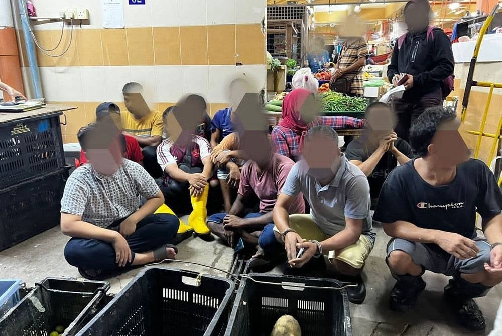 Antara warga asing yang ditahan JIMNS dalam serbuan pada Isnin. - Foto: JIMNS