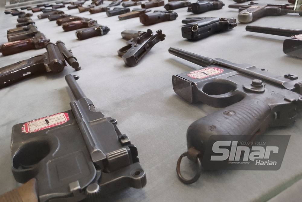Sebahagian senjata api yang disimpan di Pameran Serangan Pengganas Utama dan Jenayah Kekerasan di Xinjiang. - FOTO SINARHARIAN/AFDAH MUJAP