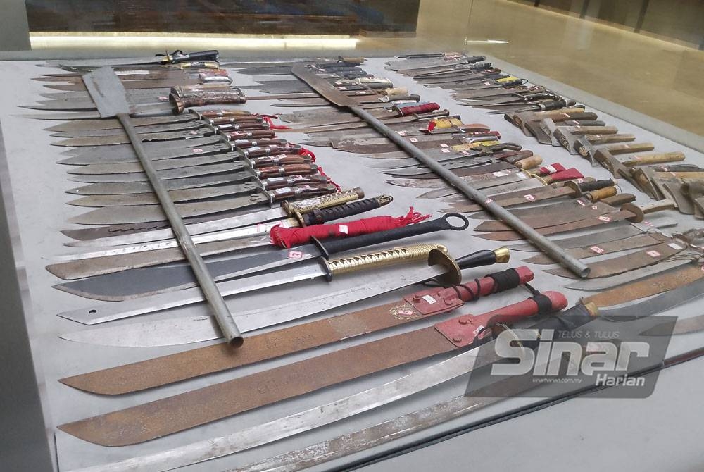 Sebahagian senjata tajam yang disimpan di Pameran Serangan Pengganas Utama dan Jenayah Kekerasan di Xinjiang. - FOTO SINARHARIAN/AFDAH MUJAP