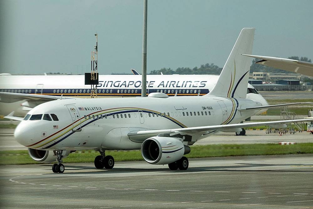 Pesawat yang membawa Perdana Menteri Datuk Seri Anwar Ibrahim mendarat di Kompleks VIP, Lapangan Terbang Antarabangsa Changi, hari ini.
Anwar yang juga Menteri Kewangan tiba di Singapura untuk lawatan kerja sehari bagi menyertai dua sesi khas pada Sidang Kemuncak Asia ke-10 Milken Institute.