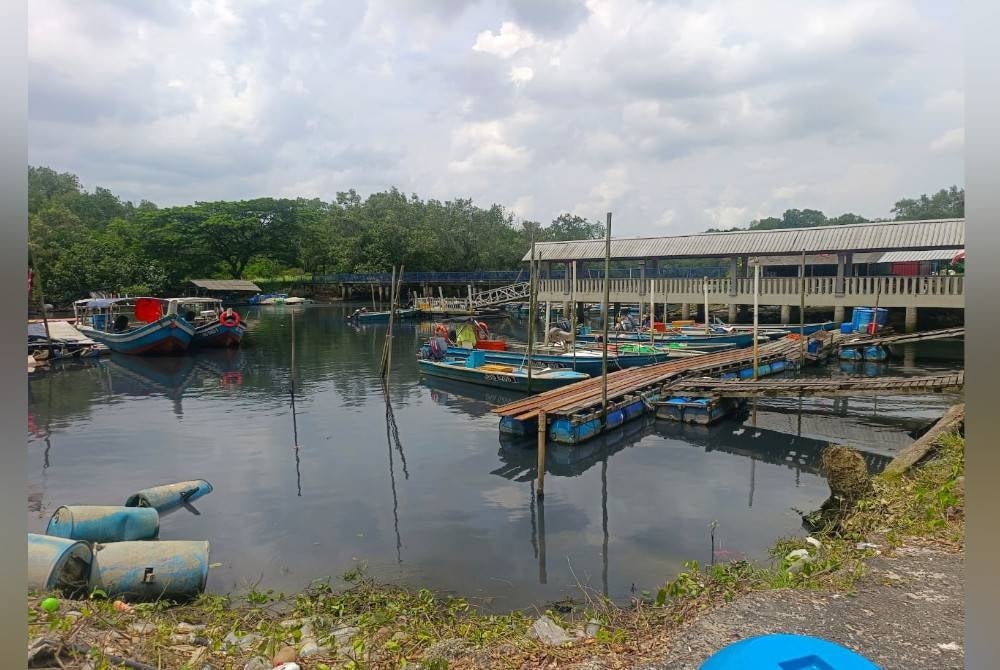 Kawasan perairan di Jeti Kampung Pasir Gudang Baru, Pasir Gudang yang berwarna hitam dan mengeluarkan bau busuk sejak empat hari lalu.