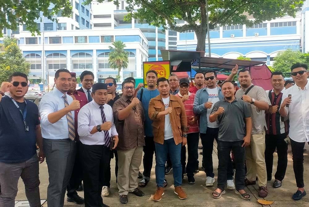 Chegu Bard (empat dari kiri) bersama Wan Ahmad Fayhsal, Ahmad Fadhli, Muhammad Hilman dan penyokong PN pada sidang akhbar selepas membuat laporan polis di IPD Dang Wangi pada Rabu.