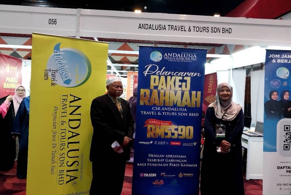 Md Daud (kiri) bersama Ida Riswana ketika Majlis pelancaran Umrah Rahmah CSR Andalusia dalam Persidangan Haji Umrah dan Islam Asia (AITEX) di Sunway Pyramid Convention Centre pada Rabu.