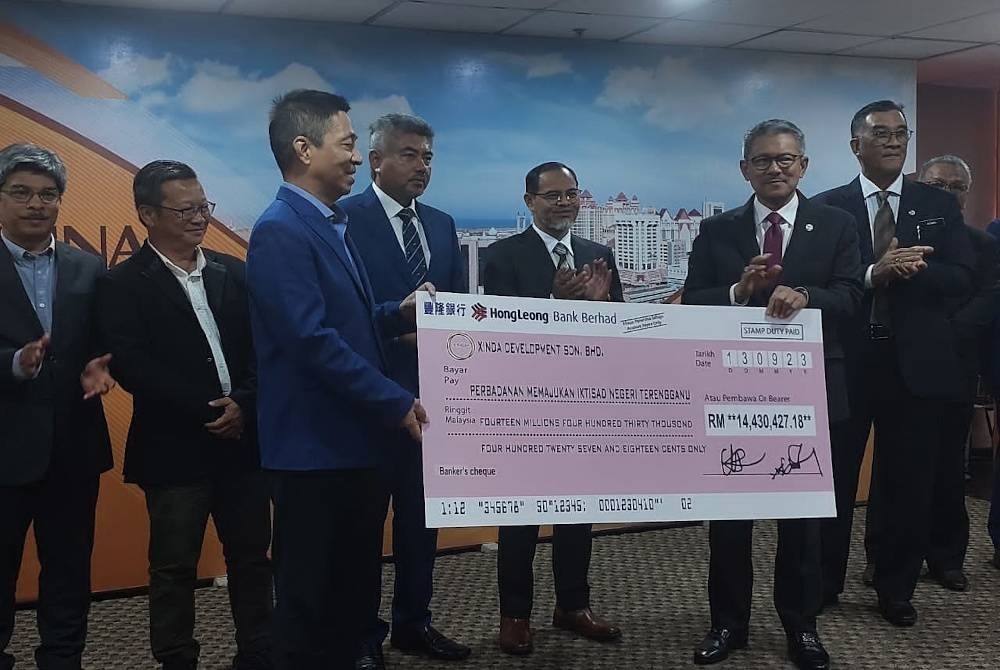 Wen Debiao (tiga dari kiri) menyerahkan replika cek kepada Wan Adnan (dua dari kanan) sambil disaksikan Mohd Nurkhuzaini (tengah).