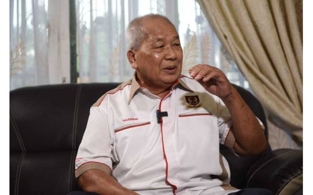 Taijuddin dengan tekun menceritakan pengalamannya semasa berkhidmat dalam pasukan VAT 69.