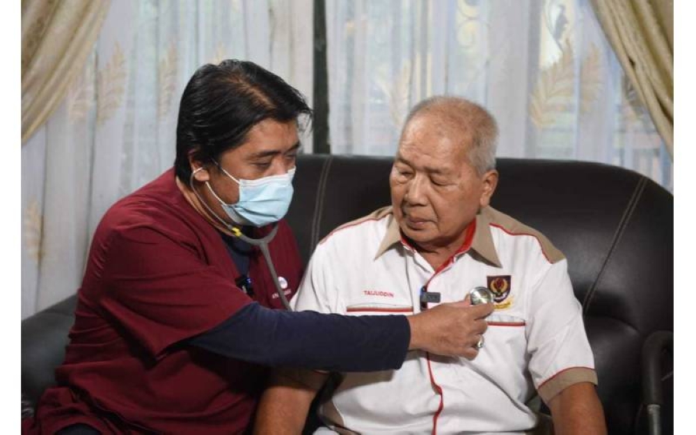 Dr Mohd Fitter melakukan pemeriksaan kesihatan ke atas Taijuddin semasa kunjungan program Jejak Wira 3.0 Sinar Harian bersama LBS dan KPJ di kediamannya di Kajang pada Rabu.