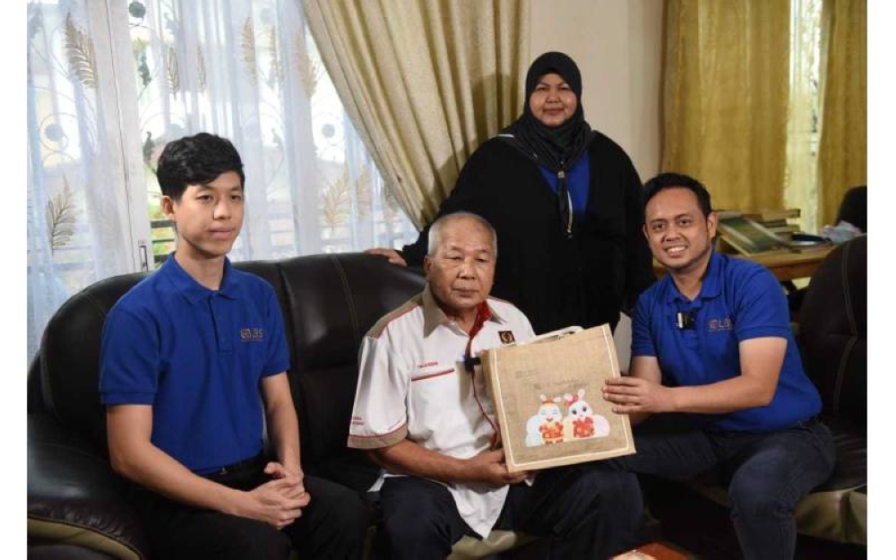 Amal (kanan) bersama menyerahkan sumbangan ikhlas kepada Taijuddin semasa kunjungan program Jejak Wira 3.0 Sinar Harian bersama LBS dan KPJ.