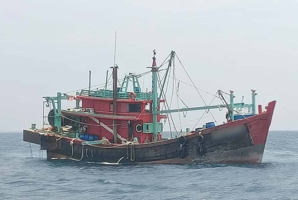 Bot nelayan tempatan kelas C yang ditahan Maritim Malaysia Pahang di perairan Kuantan pada Selasa kerana disyaki menggunakan kru warga asing tanpa kebenaran.