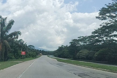 Jalan Gurun-Jeniang ada ketikanya sunyi tanpa kenderaan.