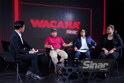 Wacana Sinar Harian bertajuk 'TikToker perosak politik atau bukan?’ menampilkan (dari kiri) hos Ismail Adnan, Wan Mahussin Wan Zain, Faizal Rahman dan Ratu Naga di Kompleks Kumpulan Karangkraf pada Selasa. Foto Sinar Harian / MOHD HALIM ABDUL WAHID