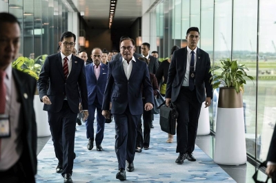 Pesawat membawa Anwar yang diiringi isterinya Dr Wan Azizah mendarat di Kompleks VIP, Lapangan Terbang Antarabangsa Changi pada jam 10.30 pagi Rabu. - Foto: Bernama