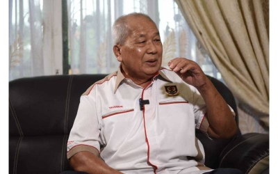 Taijuddin dengan tekun menceritakan pengalamannya semasa berkhidmat dalam pasukan VAT 69.