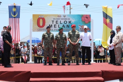 Kilometer 0 atau disebut sebagai Kilometer Kosong Lebuhraya Pan Borneo di Telok Melano menjadi persinggahan terakhir Yang di-Pertuan Agong Al-Sultan Abdullah Ri'ayatuddin Al-Mustafa Billah Shah bagi menamatkan Kembara Kenali Borneo yang berlangsung selama 11 hari.   - Foto Bernama