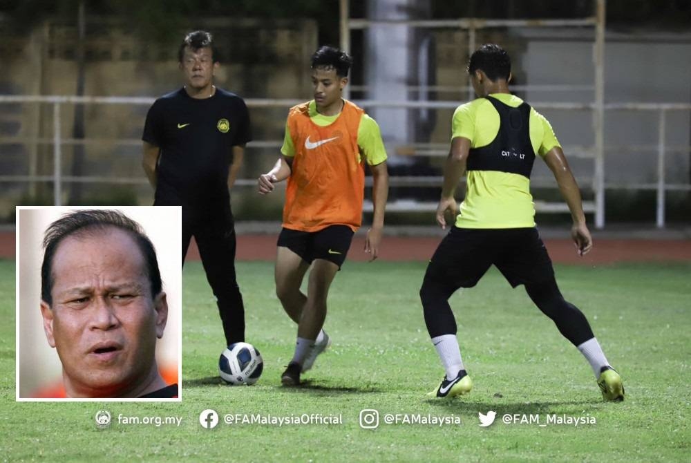 Elavarasan (kiri) memantau sesi latihan Luqman Hakim dan pemain Harimau Muda lain semasa kempen Kelayakan Piala Asia B-23 2024 di Chonburi, baru-baru ini. - FOTO FB FAM. GAMBAR KECIL: WAN JAMAK