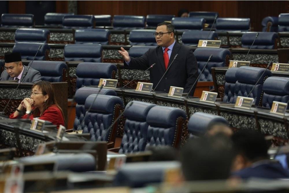 Amirudin bercakap pada perbahasan usul Kajian Separuh Penggal (KSP) Rancangan Malaysia Ke-12 (RMK12) di Persidangan Dewan Rakyat pada Rabu. - Foto Bernama